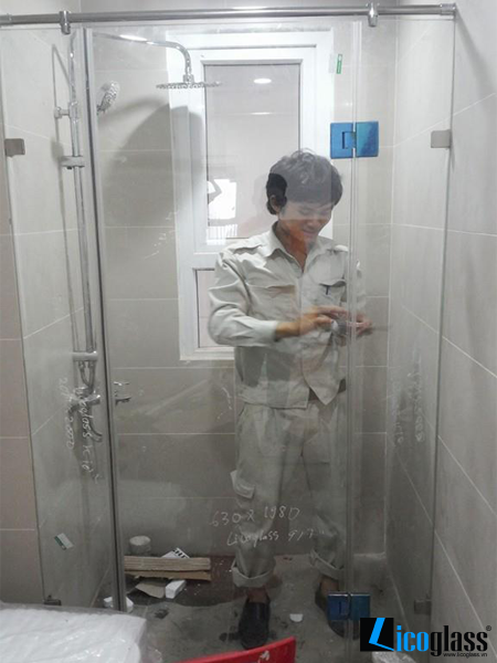LẮP ĐẶT VÁCH TẮM KÍNH 180 ĐỘ TẠI CHUNG CƯ NHÀ 2209B 
